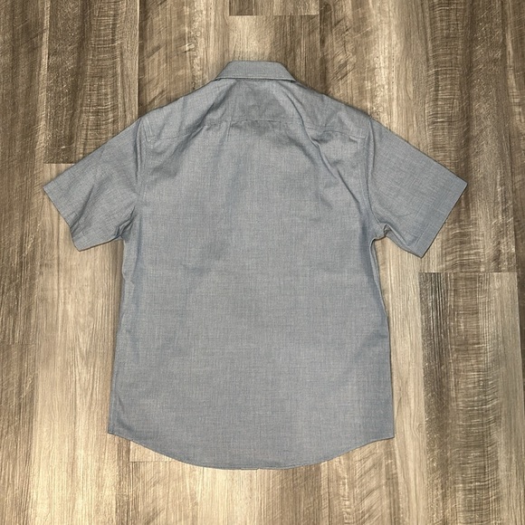 UNTUCKit Petrus Slim Fit Wrinkle Free Short Sleeve Button Down - Medium - Picture 3 of 6